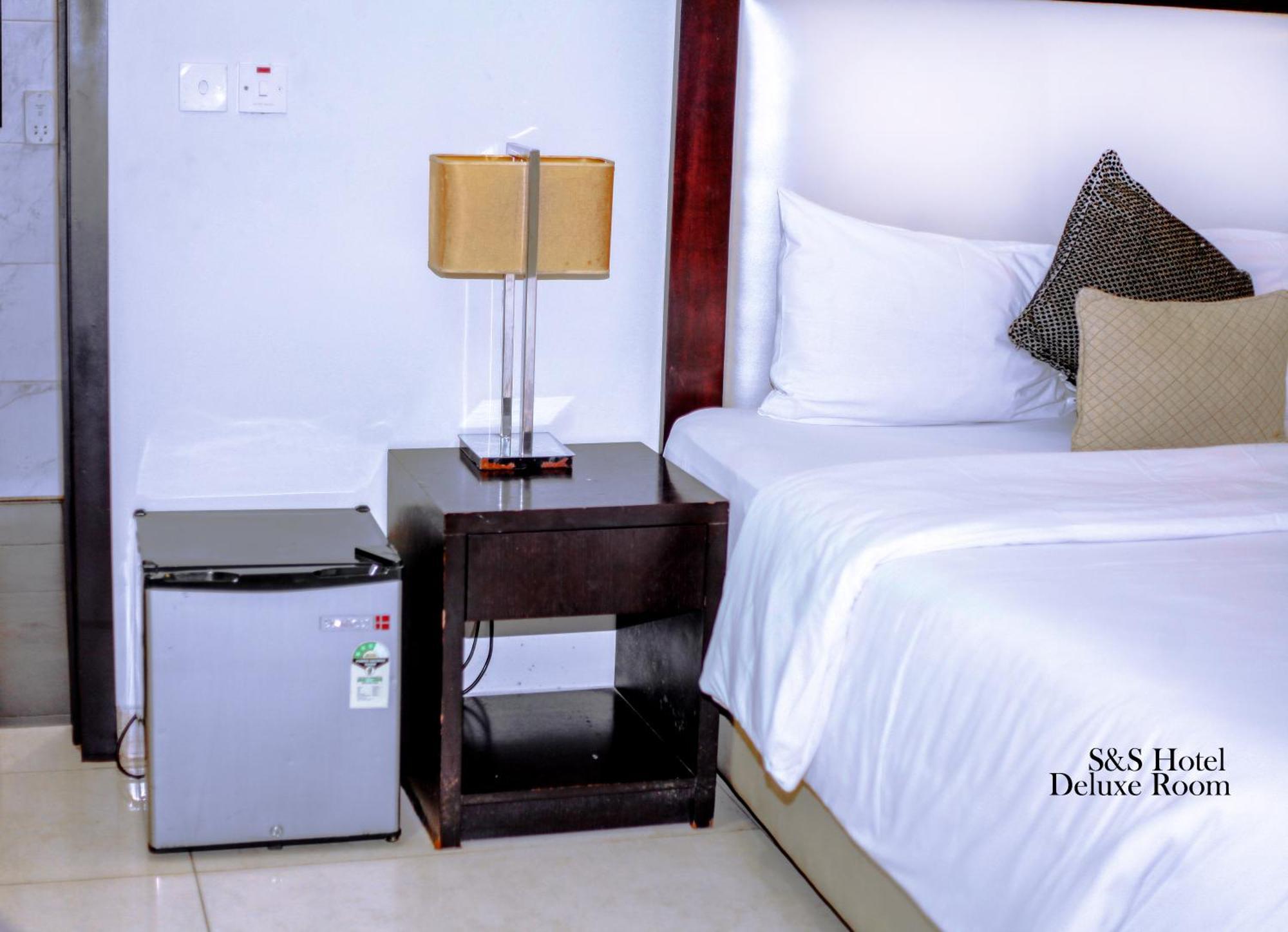เอสแอนด์เอส โฮเต็ล Hotel ลากอส ภายนอก รูปภาพ