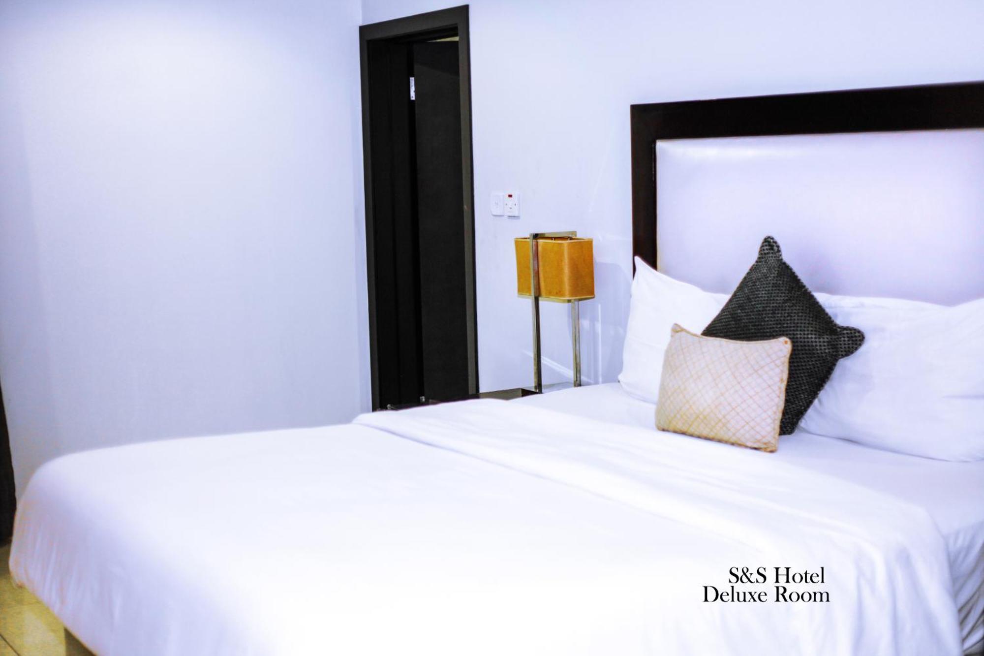 เอสแอนด์เอส โฮเต็ล Hotel ลากอส ภายนอก รูปภาพ