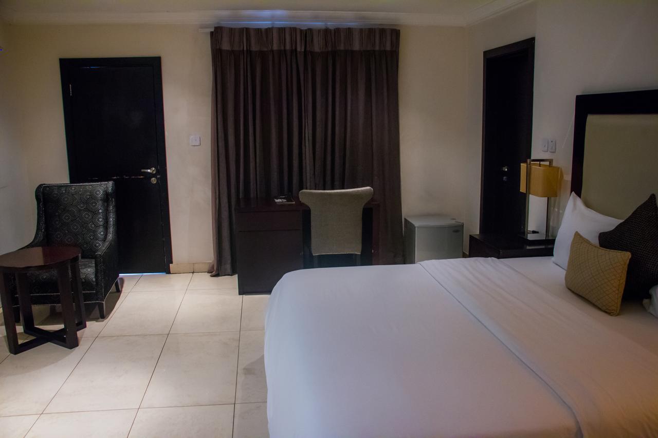เอสแอนด์เอส โฮเต็ล Hotel ลากอส ภายนอก รูปภาพ