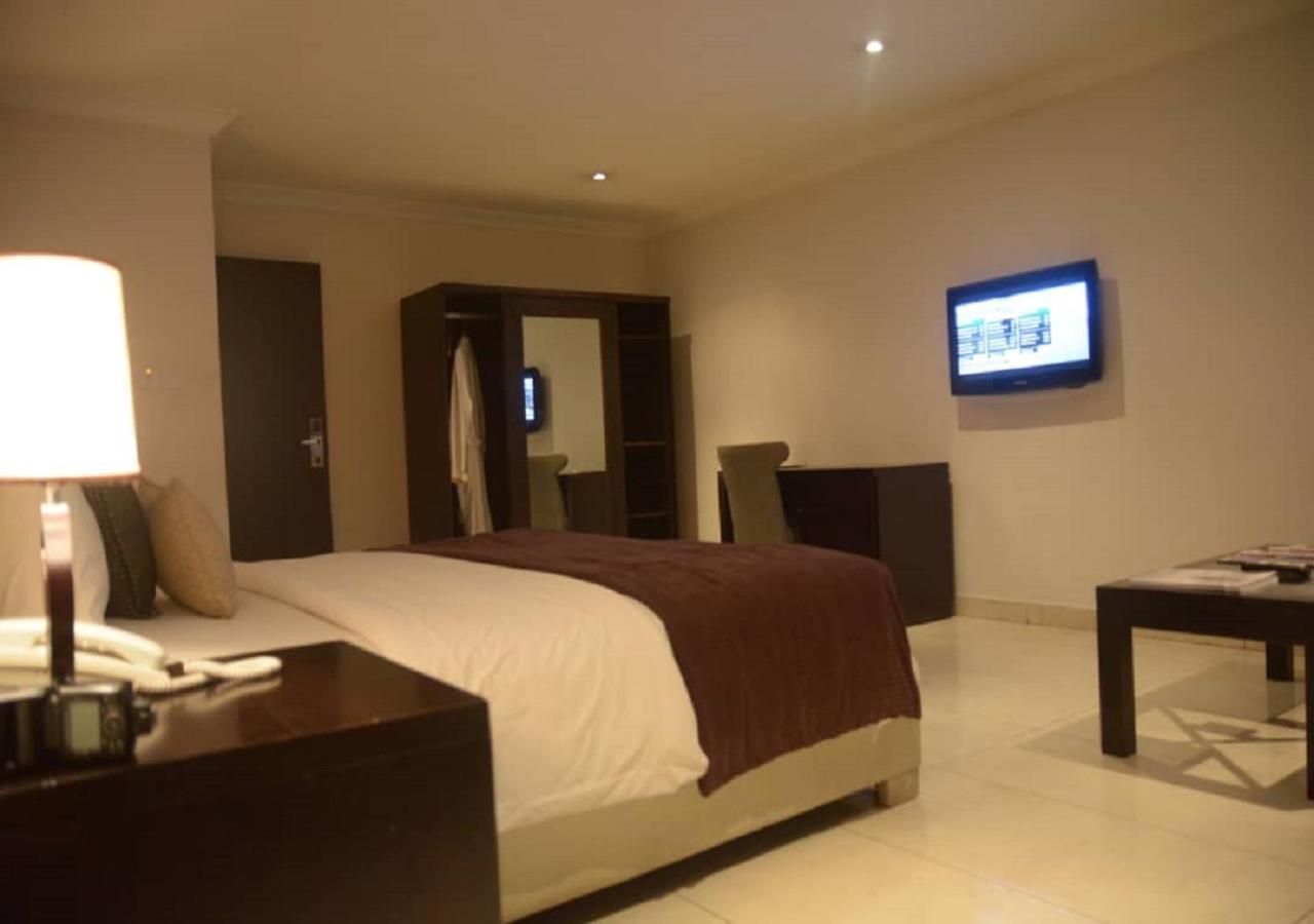 เอสแอนด์เอส โฮเต็ล Hotel ลากอส ภายนอก รูปภาพ