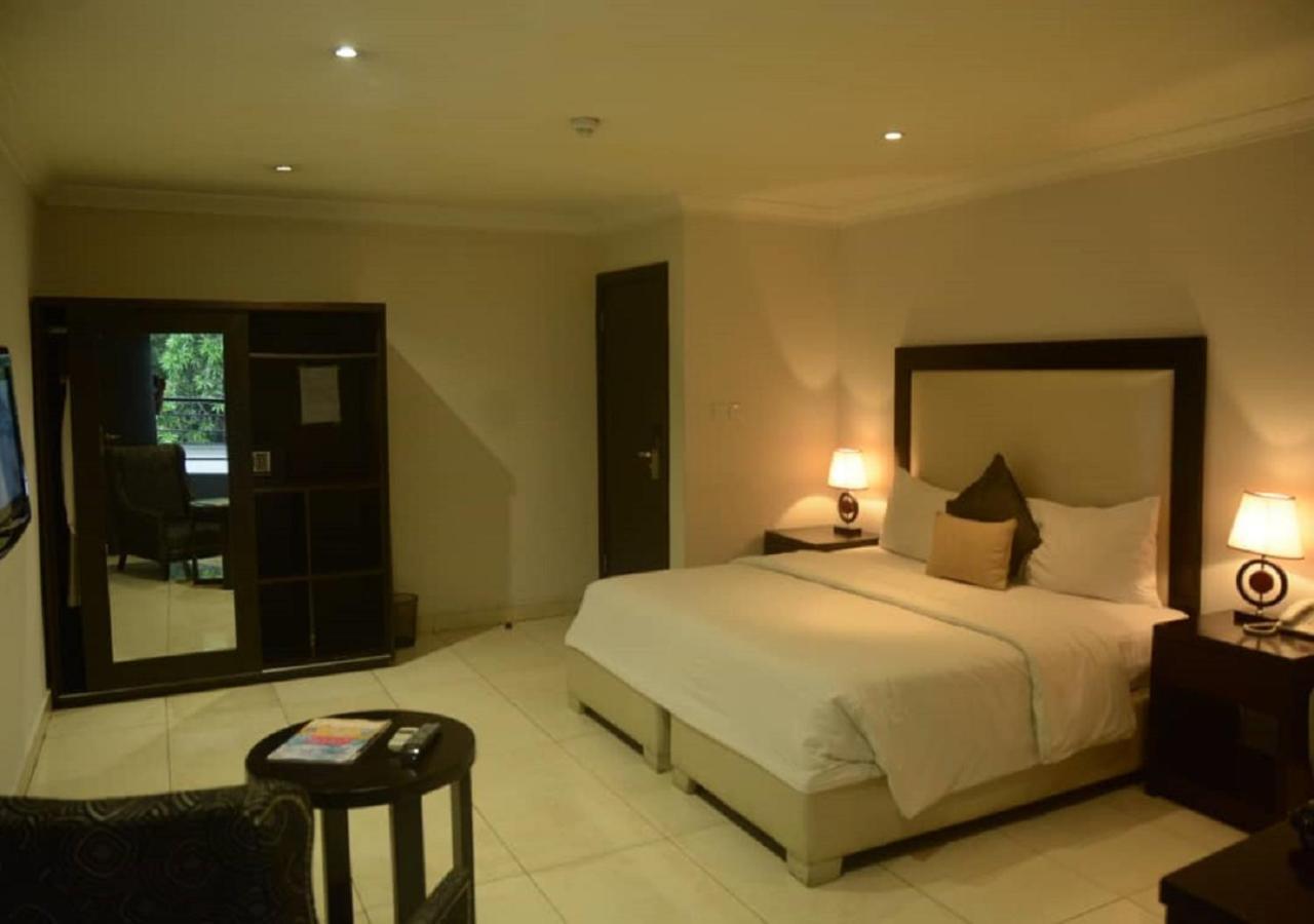 เอสแอนด์เอส โฮเต็ล Hotel ลากอส ภายนอก รูปภาพ
