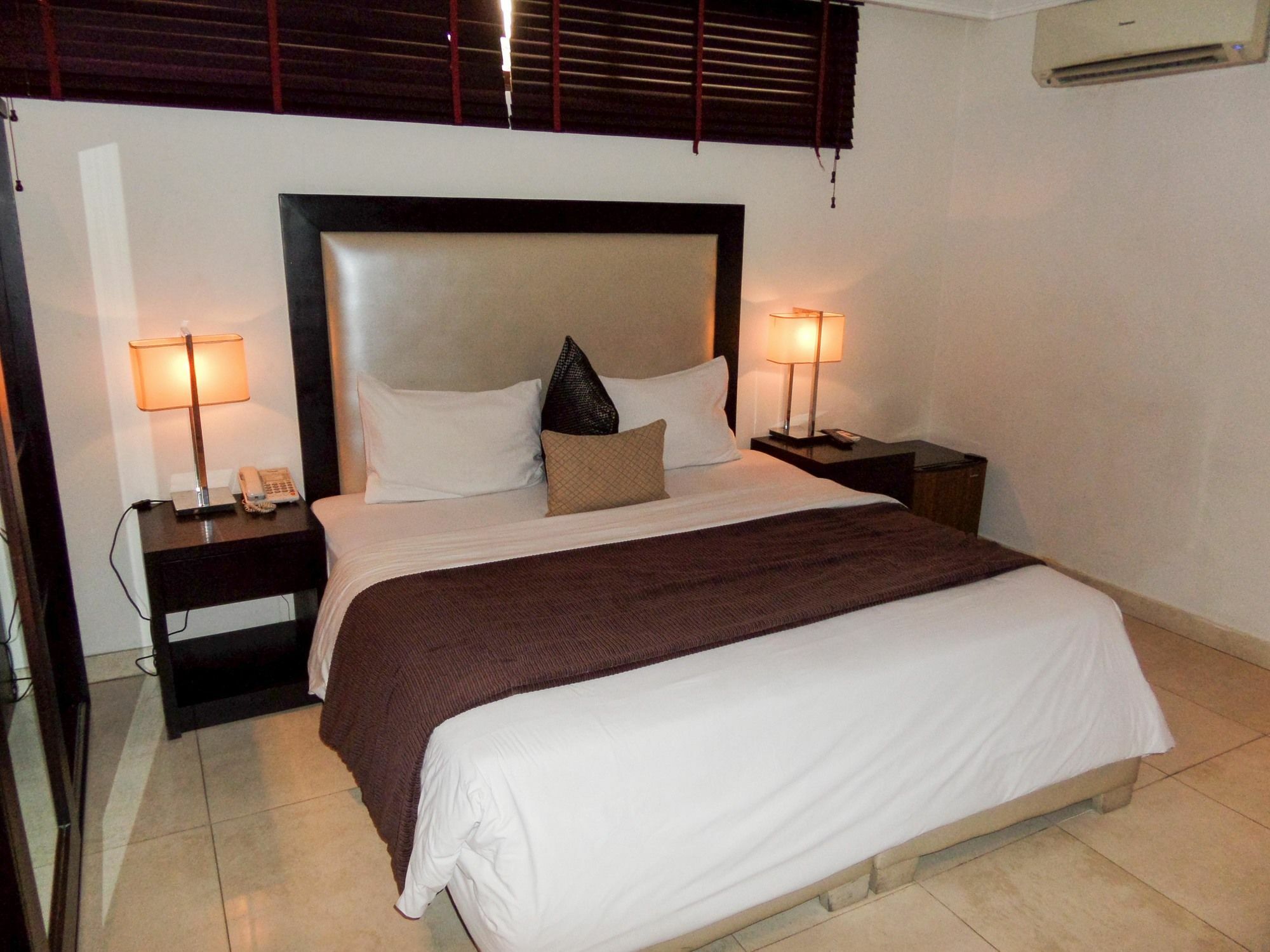 เอสแอนด์เอส โฮเต็ล Hotel ลากอส ภายนอก รูปภาพ